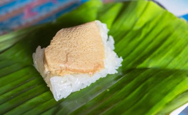 Muz Yaprak, Tay tatlı yapışkan pirinç ile yumurta muhallebi.