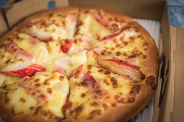 Hawai Pizza bok sopa pastırma tatlı ananas ve peynir ile.