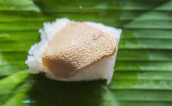 Ägg vaniljsås med klibbigt ris på bananblad, Thai dessert. — Stockfoto