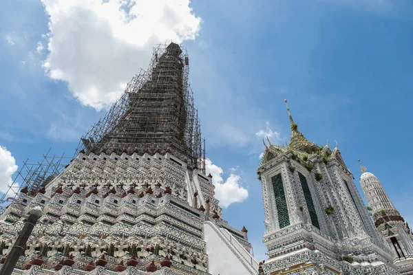 BANGKOK, THAÏLANDE-17 juin 2017, Le temple emblématique de l'aube, Wat Arun, Bangkok, Thaïlande . — Photo