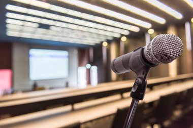 Bulanık forum toplantı konferans eğitim öğrenme veya koçluk Oda kavramı, bulanık arka plan üzerinde mikrofon