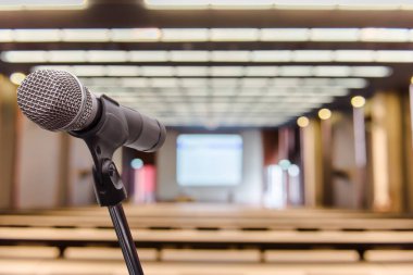 Bulanık forum toplantı konferans eğitim öğrenme veya koçluk Oda kavramı, bulanık arka plan üzerinde mikrofon