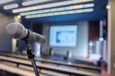 Bulanık forum toplantı konferans eğitim öğrenme veya koçluk Oda kavramı, bulanık arka plan üzerinde mikrofon