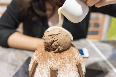 Çikolata buz bingsu veya kar pul Sweetened yoğunlaştırılmış süt Kore tarzı ahşap tablo, Korece tatlı ile.