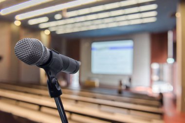 Bulanık forum toplantı konferans eğitim öğrenme veya koçluk Oda kavramı, bulanık arka plan üzerinde mikrofon