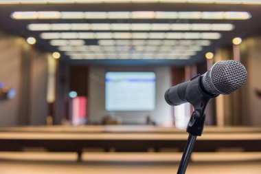 Bulanık forum toplantı konferans eğitim öğrenme veya koçluk Oda kavramı, bulanık arka plan üzerinde mikrofon