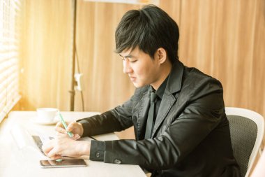 ofiste masa üstünde hareket eden telefon ile konsantre belgeler grafik üzerinde işadamı.