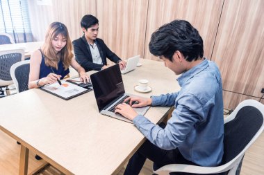 Grup insanlar iş labtop ve grafik belge kavramı ile ofiste çalışmanın.