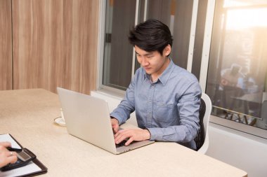 İşadamı içinde yazıhane labtop kavramı ile çalışma.