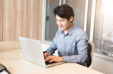 İşadamı içinde yazıhane labtop kavramı ile çalışma.