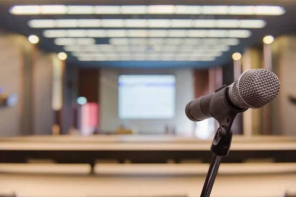 Microfone Sobre Fórum Desfocado Conferência Reuniões Treinamento Aprendizagem Coaching Room — Fotografia de Stock
