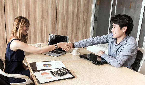 El sallayarak, bir görüşme içinde yazıhane labtop ve calcualtor ve belge ile terbiye iş adamları.