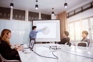 eğitim veya öğrenme koçluk kavramı konferans toplantı iş adamları.