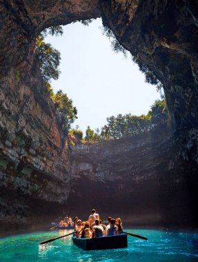 Kefalonia, Yunanistan. Eylül 2017: Bir yeraltı Gölü Melissani ile tekne turist bir mağarada turnesi 