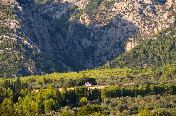 Греческая церковь в горах — стоковое фото