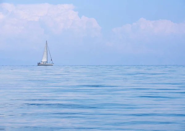 El barco en las aguas del mar Jónico — Foto de Stock