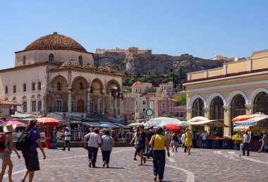 Atina, Yunanistan. 21 Aralık 2018: turistler ve yerliler Akropolis ve Cystarakis Camii güneşli bir günde bakan merkezi Meydanı, salonları, alışveriş ile Monastiraki içinde
