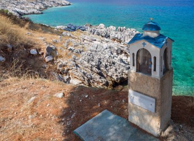 Kilise İyon Denizi kıyısında