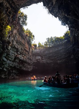 Kefalonia, Yunanistan. Eylül 2017: Bir yeraltı Gölü Melissani ile tekne turist bir mağarada turnesi 