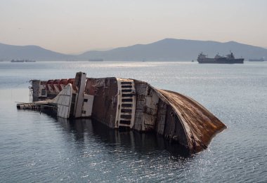 Yunanistan'ın sahil deniz gün batımında wrecked gemiden