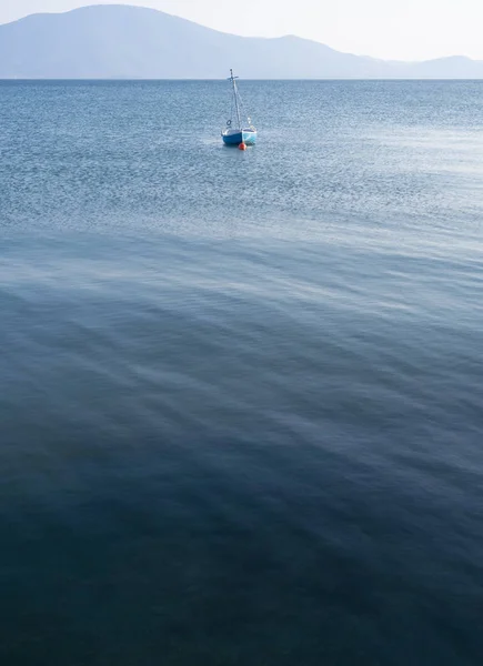 Barco Pesca Uma Tarde Ensolarada Mar Egeu Calmo Ilha Evia — Fotografia de Stock