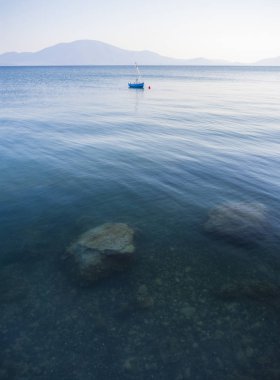 Yunanistan 'ın Evia adasındaki sakin Ege Denizi' nde güneşli bir öğleden sonra balıkçı teknesi 