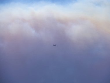 Yunanistan 'ın Evia adasında yangın ve yangın dumanının arka planında yangın uçakları