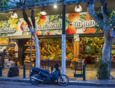 Atina, Yunanistan. Aralık 2019: Yunan başkentinin merkez bölgesinde bir kış akşamı taze meyve ve sebze mağazası