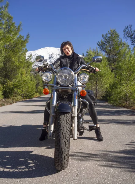 Kobieta Czarnej Skórzanej Kurtce Rowerowej Motocyklu Śmigłowca Grecji Drodze Lesie — Zdjęcie stockowe