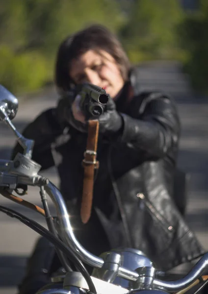 Kobieta Czarnej Skórzanej Kurtce Rowerowej Karabinem Motocyklu Śmigłowca Grecji Drodze — Zdjęcie stockowe