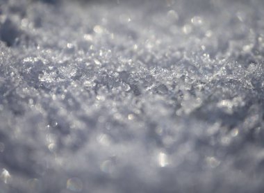 Karların dokusu ve parlak gün ışığında bokeh