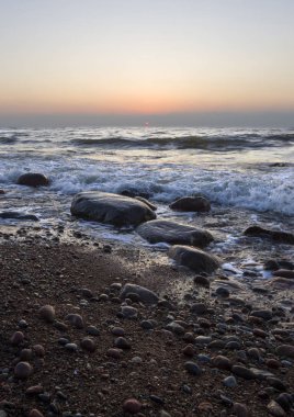 Litvanya, Palanga 'da güneşli bir günde Baltık Denizi' nin kar ve buz dalgaları altında panoramik manzaralı kumlu plaj