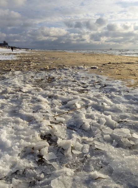 Vue Panoramique Plage Sable Sous Neige Les Vagues Glace Mer — Photo