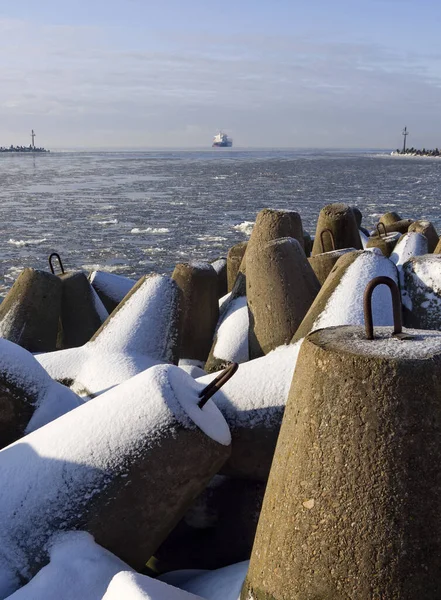 Vista Panorâmica Praia Areia Sob Ondas Neve Gelo Mar Báltico — Fotografia de Stock