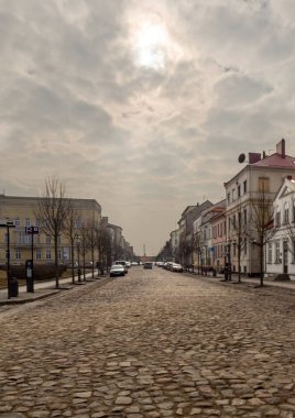 Litvanya 'nın Klaipeda şehrinin asfalt sokaklarında eski evler