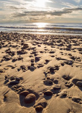 Lietva, Klaipeda Baltık denizde kum plajındaki güzel gün batımı