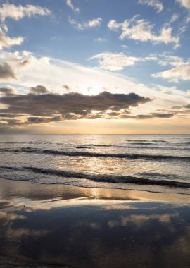Lietva, Klaipeda Baltık denizde kum plajındaki güzel gün batımı