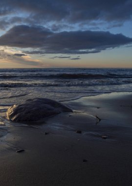 Lietva, Klaipeda Baltık denizde kum plajındaki güzel gün batımı