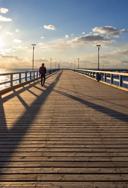 Günbatımı Tatilcilerin Klaipeda Litvanya Baltık Denizi Üzerinde Palanga Köprüsü Üzerinde — Stok fotoğraf