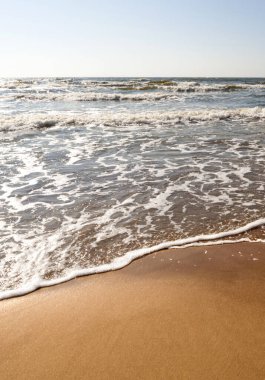 Palanga, Litvanya Baltık Denizi'nin kum plajındaki güneşli bir günde dalga acele