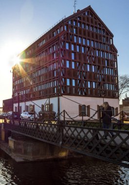 Yumuşak renkler ve farveht binalar Klaipeda Street, Litvanya ile büyüleyici gün batımı