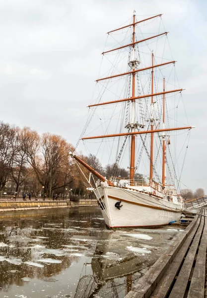 Schönes Altes Schiff Auf Dem Winterfluss Der Altstadt Von Klaipeda — Stockfoto