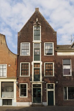 Panjurlar ile eski bir taş ev Vlaardingen şehir (Rotterdam, Hollanda, Hollanda bulutlarda bulunan bulutlu hava pencerelerde görüntüleyin)