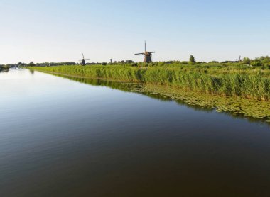 Sazlık doğal, Hollanda ile bir kanal kıyısında bir yel değirmeni