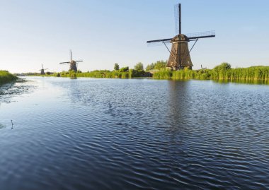 Sazlık doğal, Hollanda ile bir kanal kıyısında bir yel değirmeni