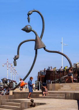 Scheveningen, Lahey, Hollanda. Temmuz 2018: turistler ve tatilcilerin yanı sıra Scheveningen sahilinde Amerikalı heykeltıraş Tom Otterness 'in deniz kenarındaki bronz heykelleri