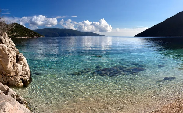 Panoramautsikt Vacker Strand Med Klart Turkost Vatten Solig Dag Joniska — Stockfoto