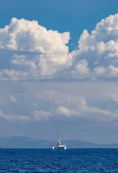 Catamarán Yates Fondo Nubes Isla Cefalonia Mar Jónico Grecia — Foto de Stock