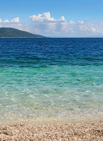 Όμορφη Παραλία Σαφή Τιρκουάζ Νερά Μια Ηλιόλουστη Μέρα Του Ιονίου — Φωτογραφία Αρχείου