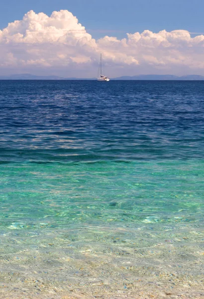 Kaunis Jahti Nainen Pilvien Taustalla Kefalonian Saarella Joonianmerellä Kreikassa — kuvapankkivalokuva